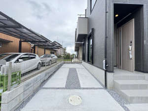 吉川市高久、新築一戸建ての駐車場画像です