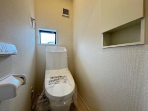 吉川市高久、新築一戸建てのトイレ画像です