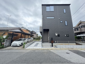 吉川市高久、新築一戸建ての前面道路を含む現地写真画像です
