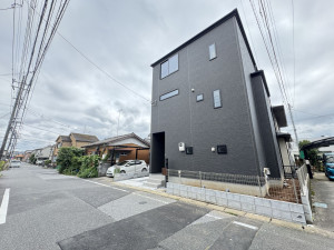 吉川市高久、新築一戸建ての前面道路を含む現地写真画像です