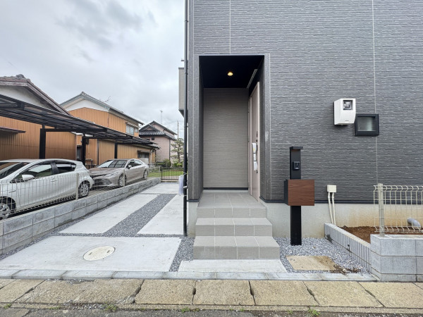 吉川市高久、新築一戸建ての玄関画像です
