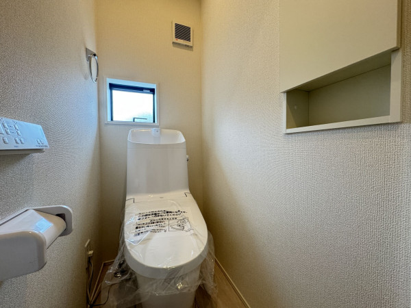 吉川市高久、新築一戸建てのトイレ画像です