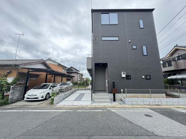 吉川市高久、新築一戸建ての前面道路を含む現地写真画像です