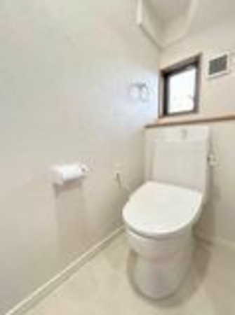 三郷市彦成、中古一戸建てのトイレ画像です
