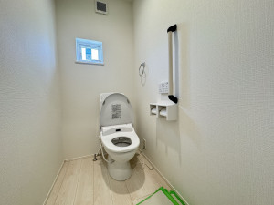 吉川市中曽根、新築一戸建てのトイレ画像です