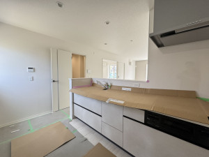 吉川市中曽根、新築一戸建てのキッチン画像です