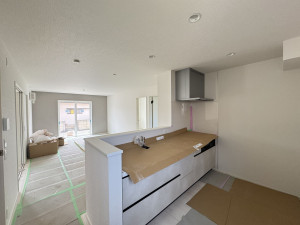 吉川市中曽根、新築一戸建てのキッチン画像です