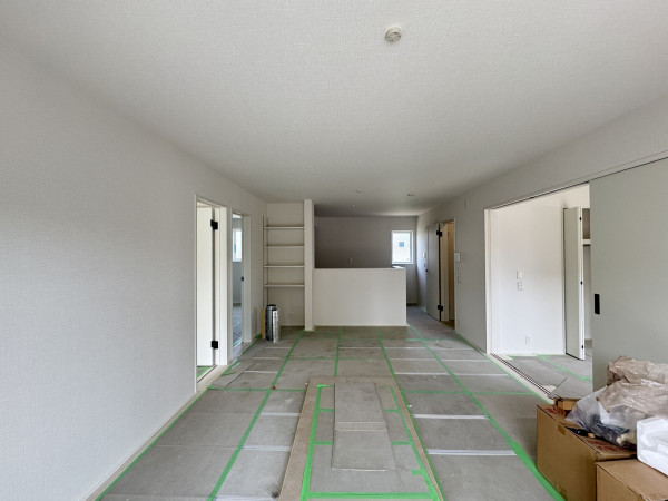 吉川市中曽根、新築一戸建ての居間画像です