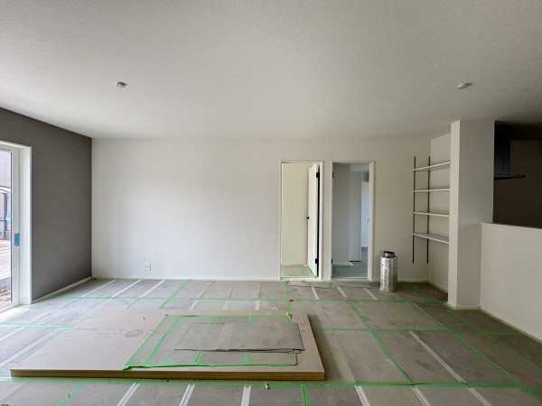 吉川市中曽根、新築一戸建ての居間画像です