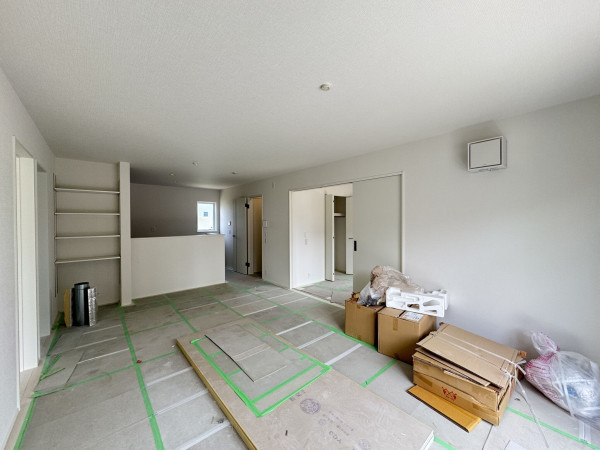 吉川市中曽根、新築一戸建ての居間画像です