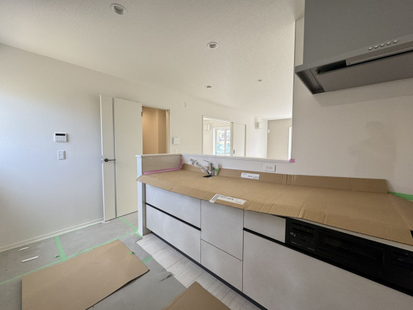 吉川市中曽根、新築一戸建てのキッチン画像です
