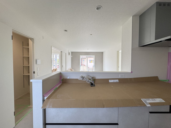 吉川市中曽根、新築一戸建てのキッチン画像です
