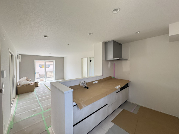 吉川市中曽根、新築一戸建てのキッチン画像です