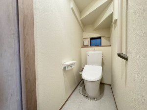 吉川市中曽根、新築一戸建てのトイレ画像です