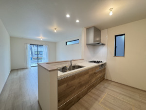 吉川市中曽根、新築一戸建てのキッチン画像です