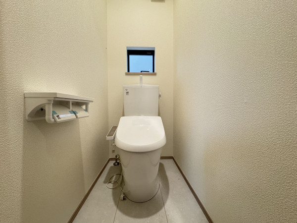 吉川市中曽根、新築一戸建てのトイレ画像です