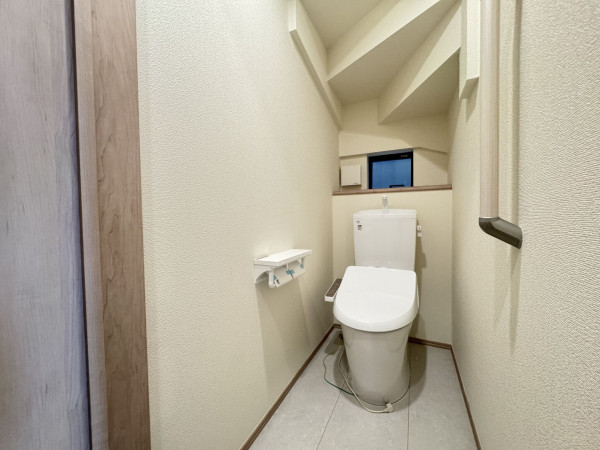 吉川市中曽根、新築一戸建てのトイレ画像です