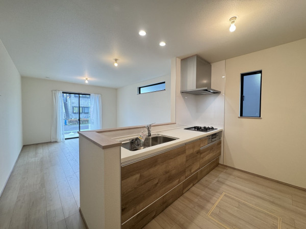 吉川市中曽根、新築一戸建てのキッチン画像です