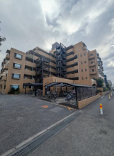 三郷市早稲田、マンションの画像です