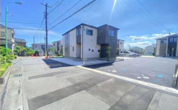 三郷市戸ケ崎、新築一戸建ての前面道路を含む現地写真画像です