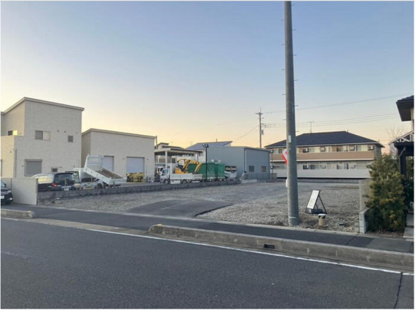 吉川市中央、新築一戸建ての前面道路を含む現地写真画像です