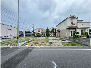 吉川市道庭、土地の前面道路を含む現地写真画像です