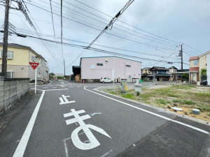 吉川市道庭、土地の前面道路を含む現地写真画像です