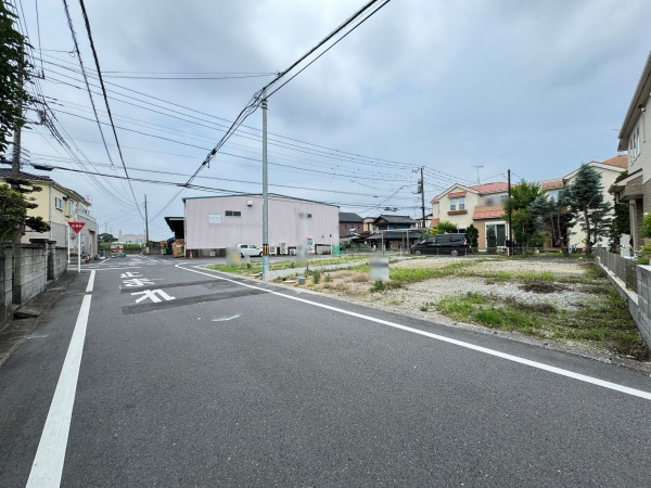 吉川市道庭、土地の前面道路を含む現地写真画像です