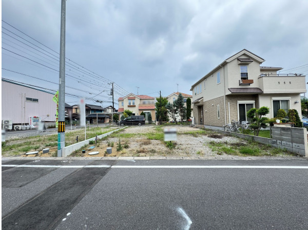 吉川市道庭、土地の前面道路を含む現地写真画像です