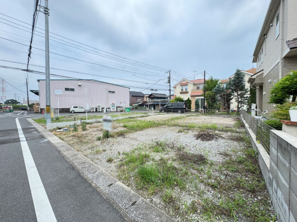 吉川市道庭、土地の前面道路を含む現地写真画像です