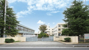 吉川市中央、土地の中学校画像です