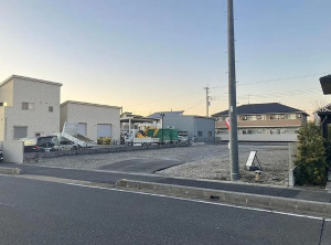 吉川市中央、土地の前面道路を含む現地写真画像です