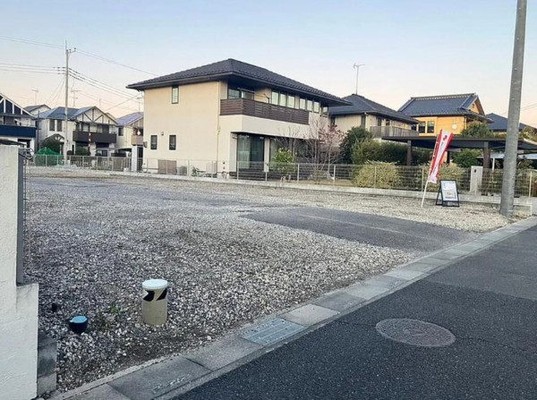 吉川市中央、土地の前面道路を含む現地写真画像です