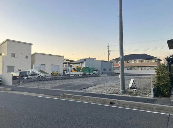 吉川市中央、土地の前面道路を含む現地写真画像です