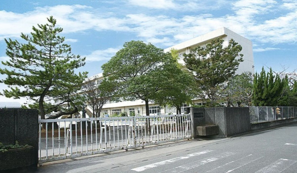吉川市中央、土地の小学校画像です