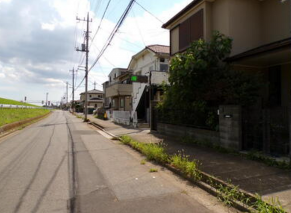 三郷市三郷、中古一戸建ての前面道路を含む現地写真画像です