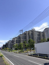三郷市さつき平、マンションの前面道路を含む現地写真画像です