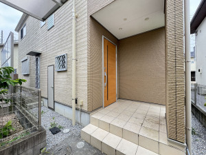 吉川市美南、中古一戸建ての玄関画像です