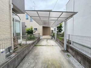 吉川市美南、中古一戸建ての駐車場画像です