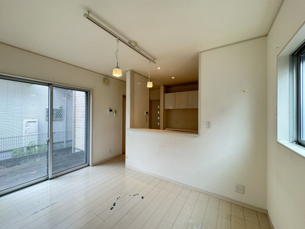 吉川市美南、中古一戸建ての居間画像です