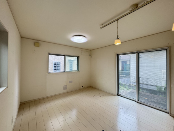 吉川市美南、中古一戸建ての居間画像です