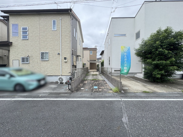 吉川市美南、中古一戸建ての前面道路を含む現地写真画像です