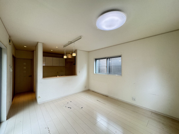 吉川市美南、中古一戸建ての居間画像です
