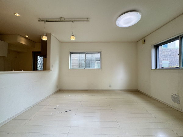 吉川市美南、中古一戸建ての居間画像です