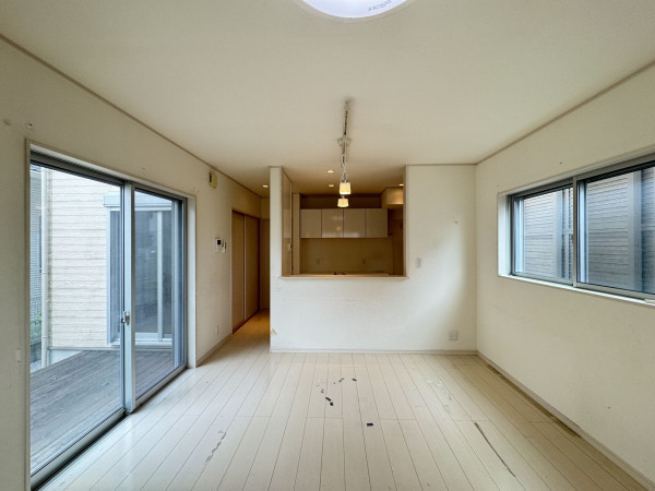 吉川市美南、中古一戸建ての居間画像です