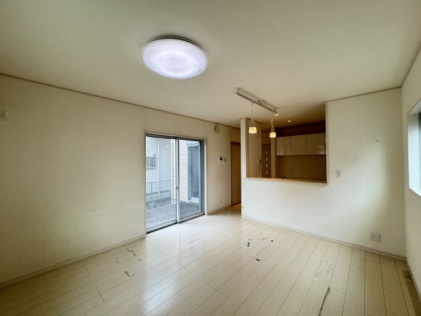 吉川市美南、中古一戸建ての居間画像です