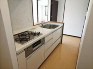 三郷市早稲田、マンションのキッチン画像です