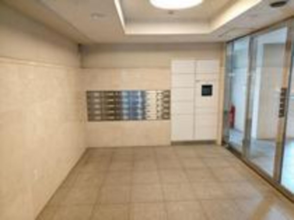 三郷市早稲田、マンションのエントランス画像です
