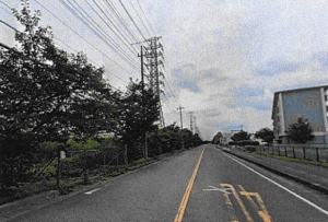 三郷市彦糸、マンションの前面道路を含む現地写真画像です