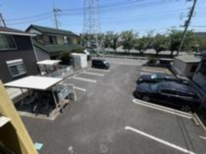 吉川市平沼、収益物件/アパートの前面道路を含む現地写真画像です